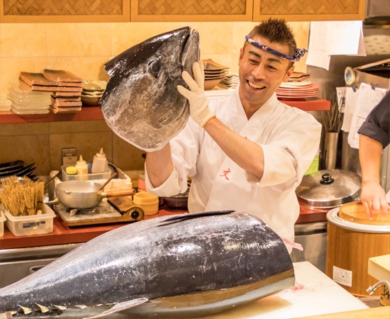 【毎月最終金曜日限定】④解体後は捌きたてのマグロをその場で調理いたします!