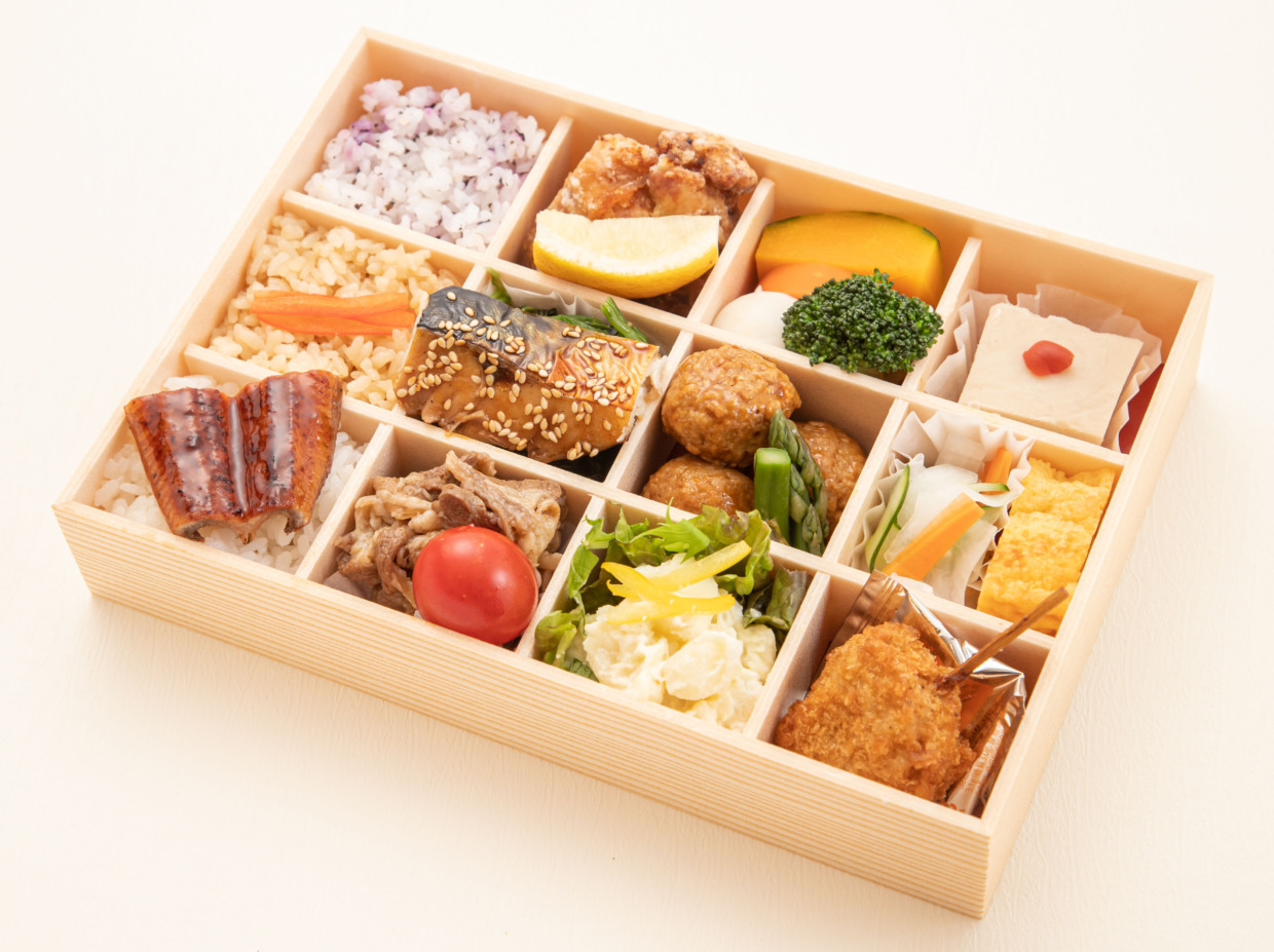 30.鰻ごはんと牛すき煮・まぐろ串カツのプレミアム旬菜12枡仕出し弁当