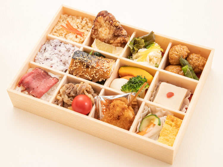 25.ローストビーフごはんと牛すき煮・まぐろ串カツのプレミアム旬菜12枡仕出し弁当